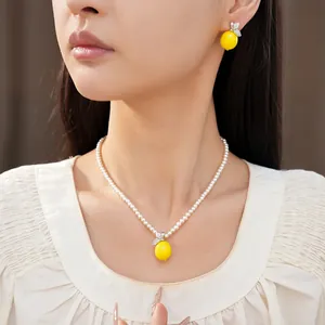 Parure élégante collier de perles et boucles d'oreilles avec pendentifs citron en résine.
