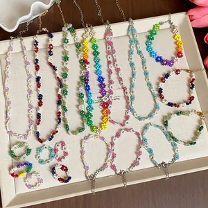 Vue détaillée de parures de bijoux en perles de verre colorées avec colliers