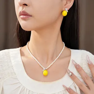 Élégant collier de perles avec pendentif citron en résine jaune et boucles d'oreilles