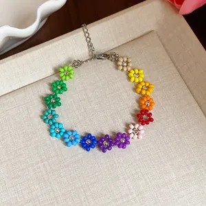 Vue détaillée d'un bracelet de fleurs en perles de verre colorées avec fermoir argenté