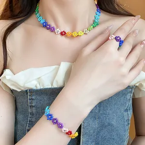 Vue détaillée d'une parure de bijoux à fleurs en perles arc-en-ciel sur un mannequin