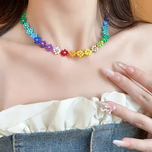 Vue détaillée d'un collier de fleurs en perles de verre colorées porté par un mannequin