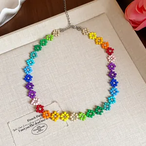 Vue détaillée du collier de fleurs en perles de verre arc-en-ciel avec cristaux
