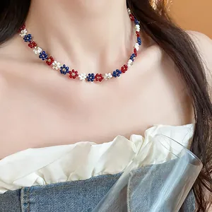 Gros plan d'un collier de fleurs en perles de verre colorées sur un mannequin