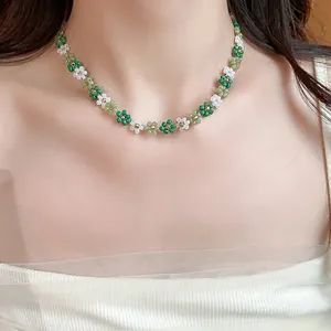 Gros plan détaillé d'un collier de fleurs en perles de verre colorées fait main