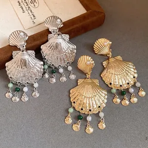 Elegantes pendientes colgantes con forma de concha dorada y plateada con borlas