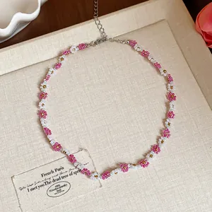 Gros plan détaillé d'un collier de fleurs en perles de verre fait à la main