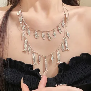 Élégant collier argenté double épaisseur de style vintage avec pendentifs poisson et sirène