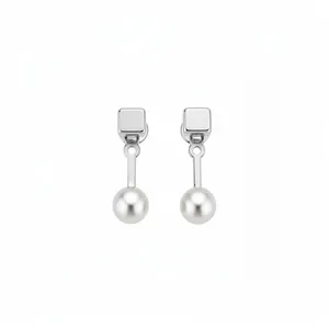 Eleganti orecchini a perno in argento con dettaglio quadrato e perle tonde