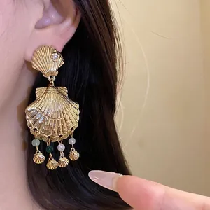 Pendientes bohemios de concha dorada con borlas para vacaciones de verano en la playa