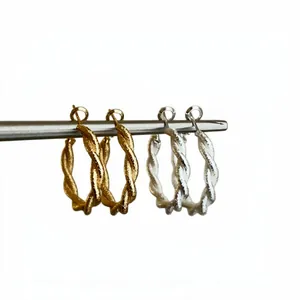 Pendientes de aro de metal retorcido mate en oro y plata para un estilo elegante