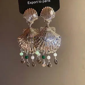 Elegantes pendientes de concha dorada con borlas y perlas para las vacaciones de verano
