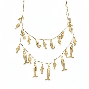 Élégant collier double couche doré avec pendentifs poissons vintage et détails brillants