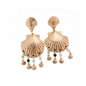 Elegantes pendientes de borla de concha dorada con cuentas de colores estilo playa.