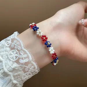 Vue détaillée d'un bracelet de fleurs en perles de verre colorées sur un poignet