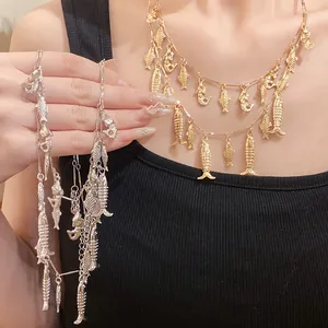 Détail d'un collier rétro à double couche avec pendentifs poissons en or et argent