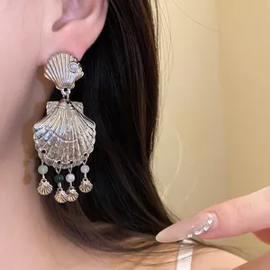 Elegantes pendientes de borla con concha plateada y cuentas para vacaciones de playa