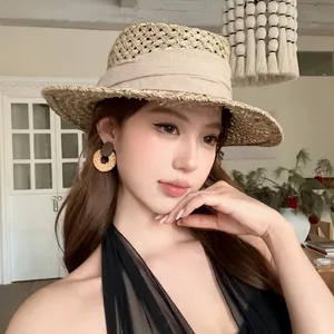 Gros plan de boucles d'oreilles créoles en rotin de style vintage portées par un mannequin