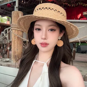Gros plan de boucles d'oreilles circulaires tissées portées par un mannequin chic