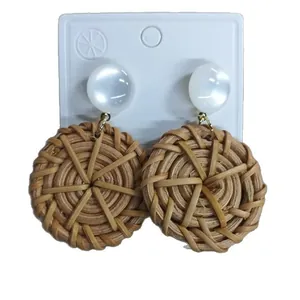 Boucles d'oreilles vintage en rotin tressé avec bouton blanc pour accessoire de plage