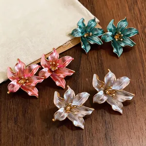 Eleganti orecchini a lobo a fiore dipinto con perni in argento S925 in tre colori vivaci