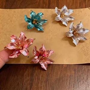 Vivaci orecchini a lobo a forma di fiore verniciati su una base di legno calda