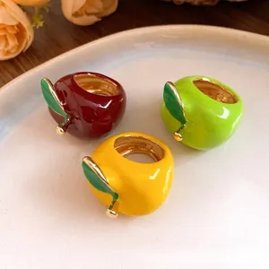 Anillos con forma de manzana estilo lujo francés en colores rojo, verde y amarillo