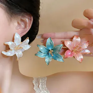 Grandi orecchini a fiore di giglio verniciati in bianco, blu e rosa