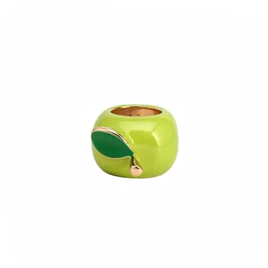 Lindo anillo de esmalte verde con forma de manzana y detalle de hoja dorada