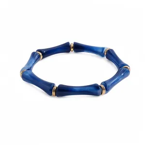Elegante bracciale elastico in acrilico blu con giunti in bambù e accenti dorati stile