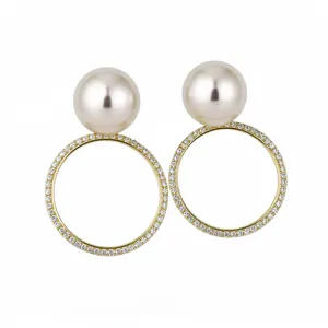 Elegantes pendientes de aro dorados con perlas blancas y detalles brillantes de diamantes