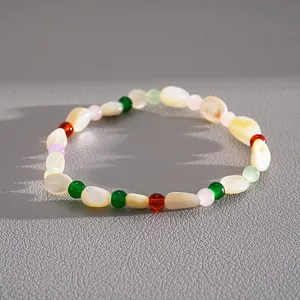 Vista dettagliata di un bracciale colorato con perline di acrilico e conchiglia, stile pop.
