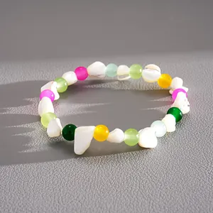 Primo piano di un vivace bracciale in stile dopamina con perle colorate in acrilico e conchiglia