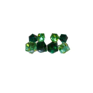 Élégantes boucles d'oreilles géométriques en résine vert forêt avec cubes facettés.