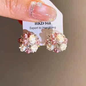 Eleganti orecchini a lobo in argento con perle rosa e fiori di cristallo scintillanti.