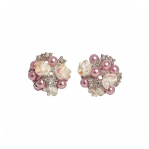 Eleganti orecchini a lobo con perle rosa, fiori in resina e perno in argento 925