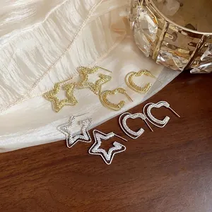 Eleganti orecchini a doppio strato a forma di stella e cuore con ago in argento.