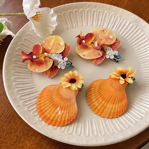 Barrettes à cheveux coréennes élégantes avec fleurs, coquillages et perles sur plat