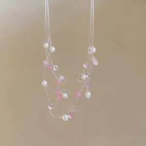 Elegante collana multistrato con delicate perline rosa e perle bianche di design