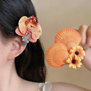 Vue détaillée de pinces à cheveux élégantes style coréen avec fleurs en tissu et coquillages