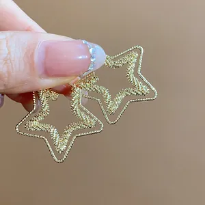 Eleganti orecchini a lobo a stella a doppio strato placcati in oro con finitura materica