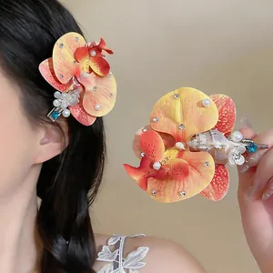 Vue détaillée de la pince à cheveux fleurie coréenne avec accents de coquillage et perle