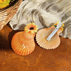 Vue détaillée de la pince à cheveux coquillage montrant l'avant et le clip arrière.