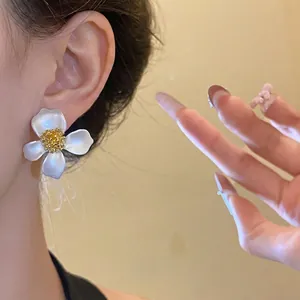 Eleganti orecchini a lobo a fiore bianco con centro dorato per un look vintage francese