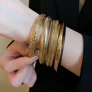 Set di bracciali rigidi in metallo dorato vintage per donna con trame miste e stile retrò