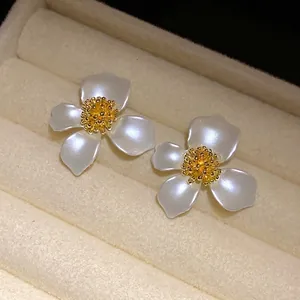 Eleganti orecchini a lobo vintage con fiori bianchi perlati e centro dorato lucido