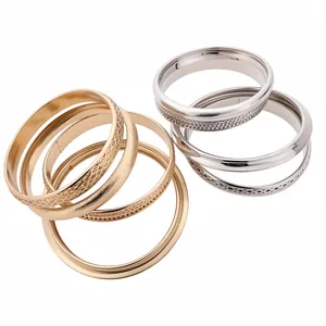 Set di bracciali in metallo testurizzato vintage nei toni oro e argento con motivi