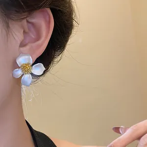 Eleganti orecchini a lobo a fiore bianco con centro dorato in stile vintage francese da donna