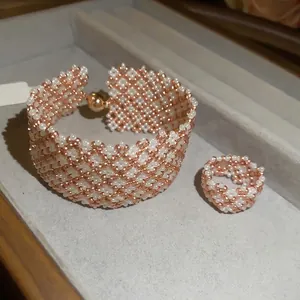 Elegante set di gioielli in perline di vetro con bracciale magnetico e anello coordinato.