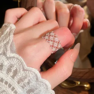 Elegante anello di perline fatto a mano minimalista con motivo a trama bianco e oro rosa